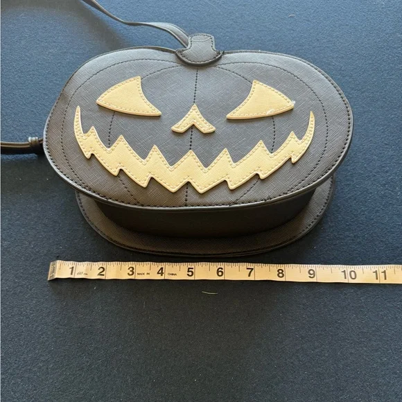 JACK O LANTERN purse! Adjustable, lined, zipper closure and oh so CUTE🖤🎃🖤 - Picture 4 of 9